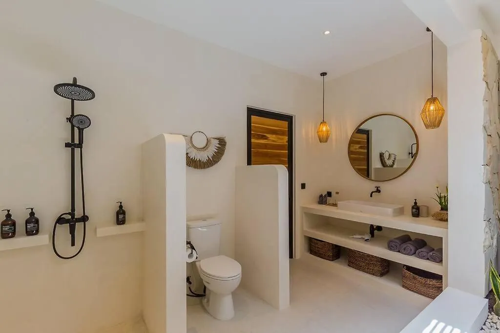 Villa Kiara Our Paradise In Seminyak 5 Bedrooms 12M Private Pool 0*,  Indonezja